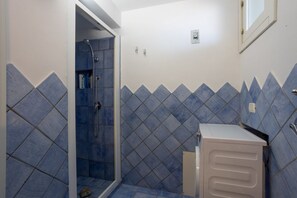 Douche, sèche-cheveux, bidet, serviettes fournies