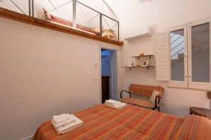 1 slaapkamer, een strijkplank/strijkijzer, beddengoed