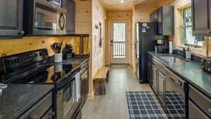 Une cuisine moderne avec des meubles en bois, des appareils électroménagers en acier inoxydable et un îlot central.