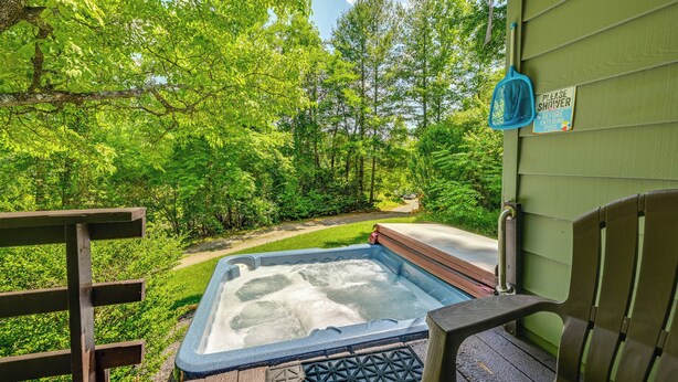 A hot tub with a wooden deck and a sign indicating it is a 'Please Shower Before Entering' area. - Private Hot Tub & Covered Deck: Cozy Whittier Gem (Whittier)