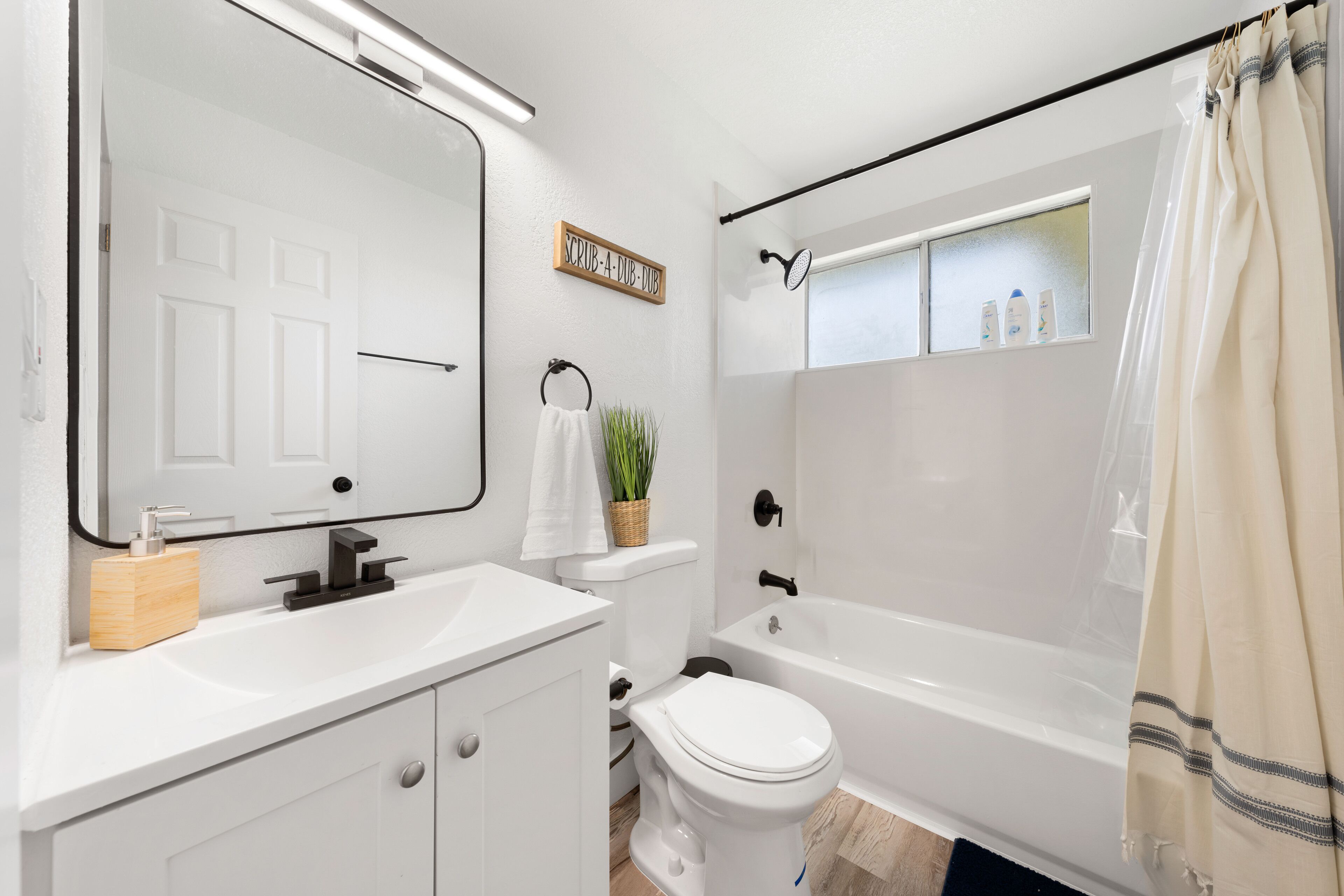 Stylish 3BD/2BA Oasis / Office/Yoga RM/Serene Yard