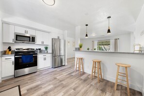 Een koelkast, een oven, een kookplaat, een vaatwasser