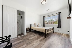 3 bedrooms, desk, iron/ironing board, WiFi - Stylish 3BD/2BA Oasis / Office/Yoga RM/Serene Yard (Citrus Heights)