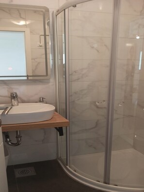 Appartement | Salle de bain | Douche, serviettes fournies