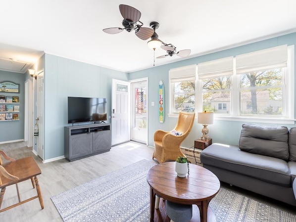 Smart TV - Fully renovated and newly furnished. 1.5 Block to Beach. (Villas)