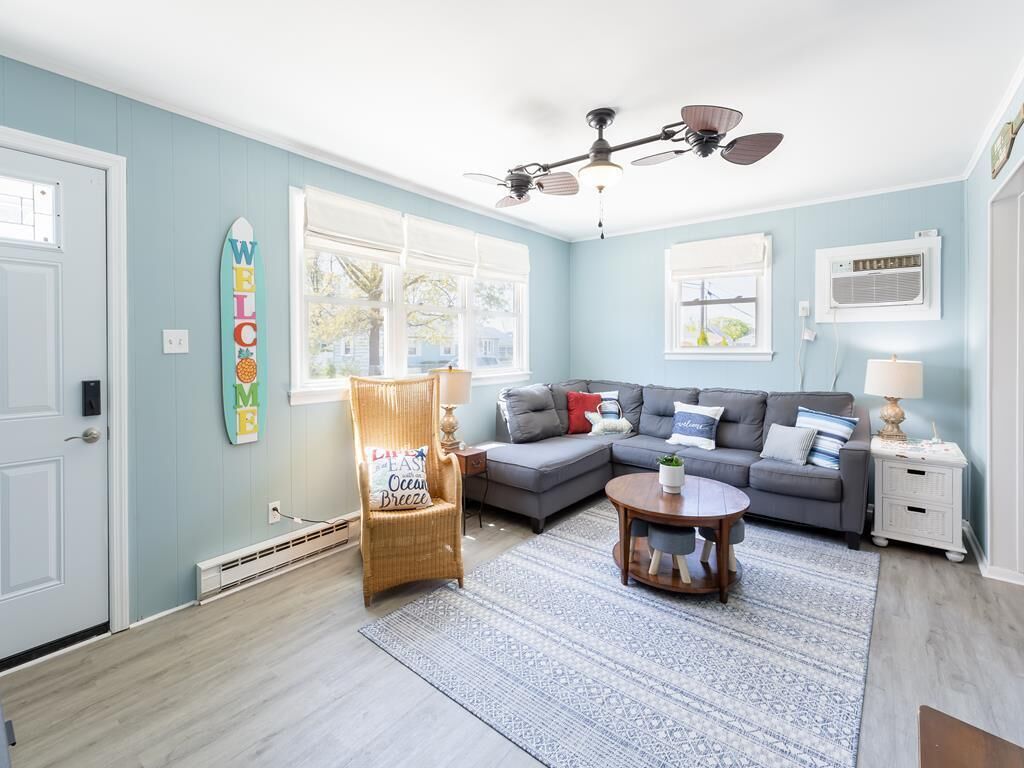 Fully renovated and newly furnished. 1.5 Block to Beach.