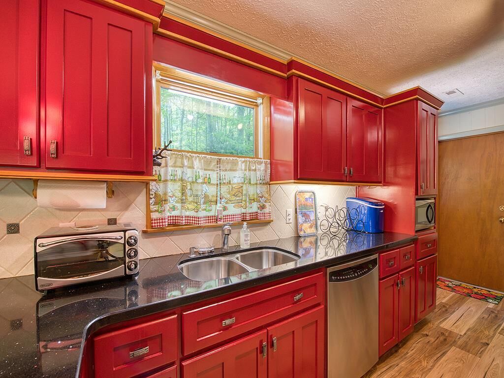 Fast Wifi, covered porch, and fenced-in yard. Quiet neighborhood. Pet friendly!