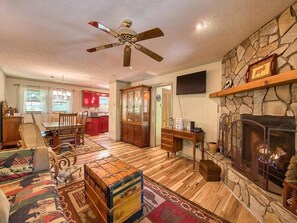 Smart TV, fireplace, Netflix, Hulu - Fast Wifi, covered porch, and fenced-in yard. Quiet neighborhood. Pet friendly! (Maggie Valley)
