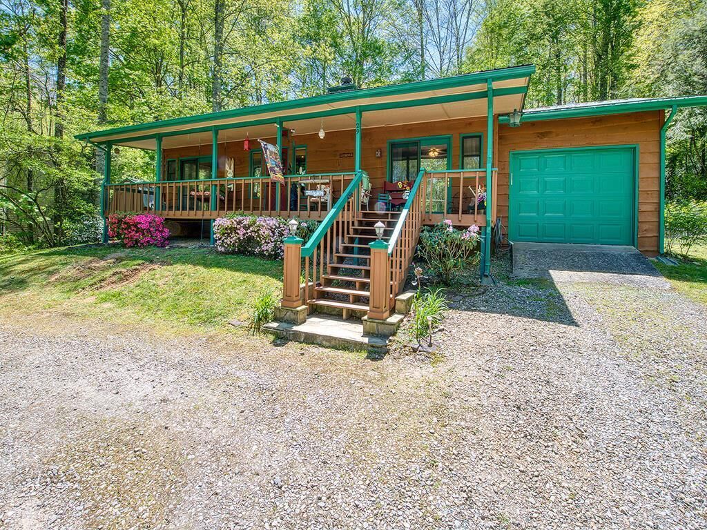 Fast Wifi, covered porch, and fenced-in yard. Quiet neighborhood. Pet friendly!