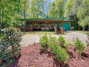 Exterior - Fast Wifi, covered porch, and fenced-in yard. Quiet neighborhood. Pet friendly! (Maggie Valley)