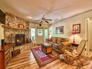 Smart TV, fireplace, Netflix, Hulu - Fast Wifi, covered porch, and fenced-in yard. Quiet neighborhood. Pet friendly! (Maggie Valley)
