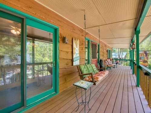 Fast Wifi, covered porch, and fenced-in yard. Quiet neighborhood. Pet friendly!