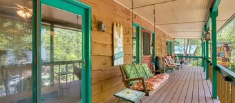 Fast Wifi, covered porch, and fenced-in yard. Quiet neighborhood. Pet friendly!