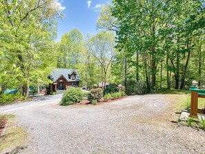 Property grounds - Fast Wifi, covered porch, and fenced-in yard. Quiet neighborhood. Pet friendly! (Maggie Valley)