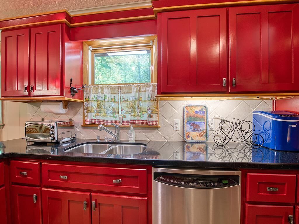 Fast Wifi, covered porch, and fenced-in yard. Quiet neighborhood. Pet friendly!