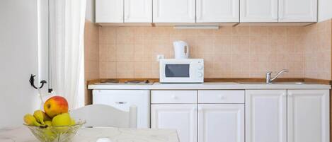 Huoneisto | Yksityinen keittiö | Jääkaappi, mikroaaltouuni, liesi, vedenkeitin