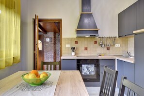 ثلاجة، فرن، موقد طهي مسطح، غسالة أطباق