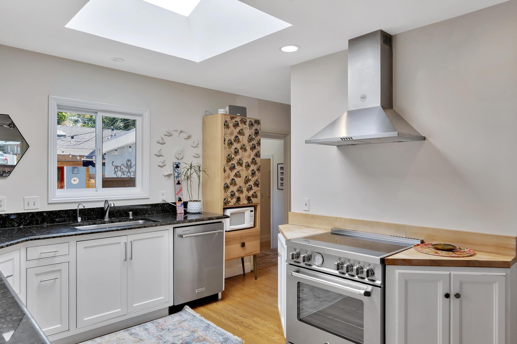 Conveniently Located, Coastal Cottage