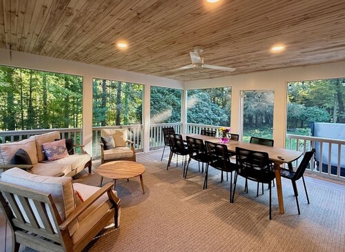 Luxury Redo: Hot Tub, Playroom, Fire-pit, Sleeps 12