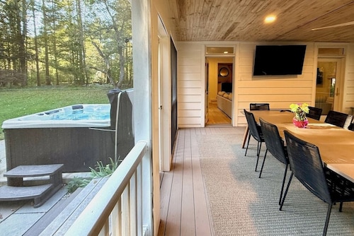 Luxury Redo: Hot Tub, Playroom, Fire-pit, Sleeps 12