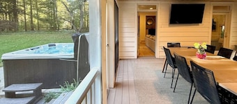 Luxury Redo: Hot Tub, Playroom, Fire-pit, Sleeps 12