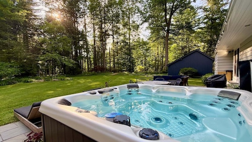 Luxury Redo: Hot Tub, Playroom, Fire-pit, Sleeps 12