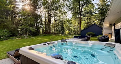 Luxury Redo: Hot Tub, Playroom, Fire-pit, Sleeps 12
