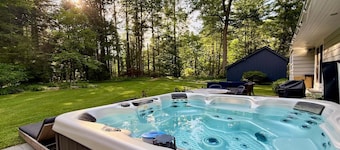 Luxury Redo: Hot Tub, Playroom, Fire-pit, Sleeps 12