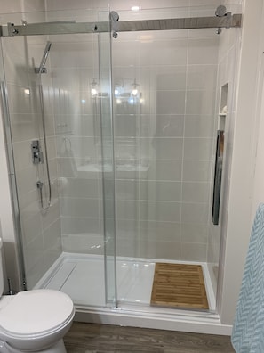 Douche, sèche-cheveux, savon, papier toilette