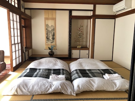 3 bedrooms, bed sheets. Whole house rental / Ogi Saga