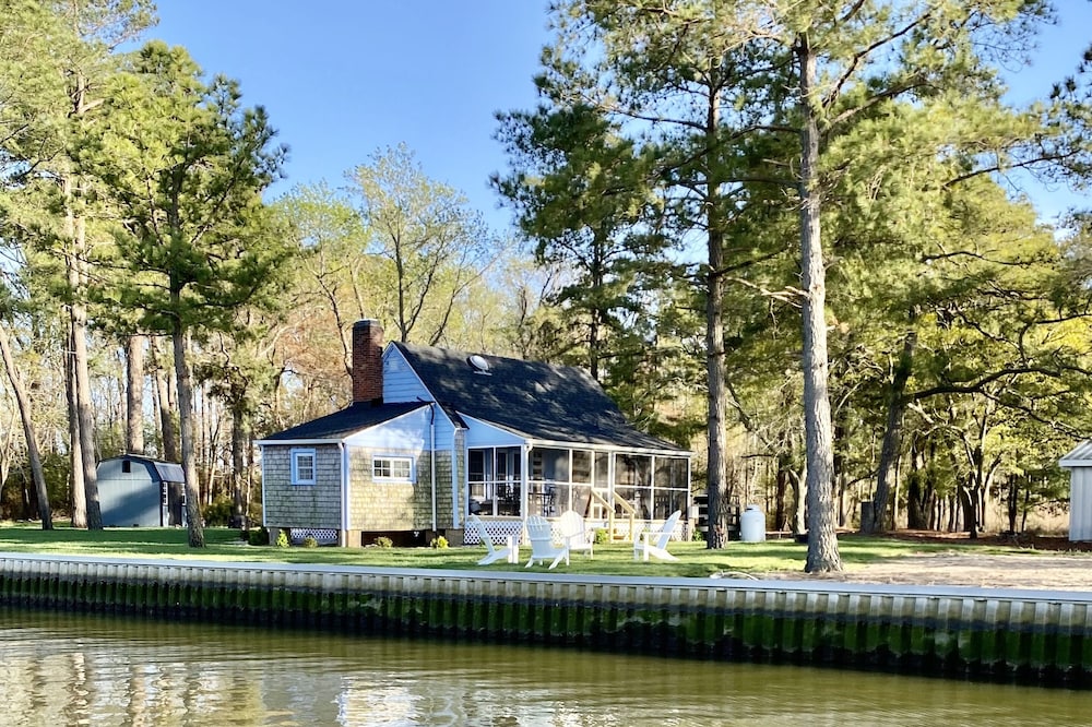 Rivers Edge Waterfront Cabin, Private Beach