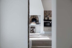 Kjøleskap, mikrobølgeovn, ovn og kaffetrakter/tekoker