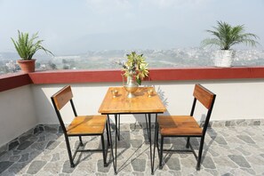 Desayuno con opciones de la cocina local incluido todos los días