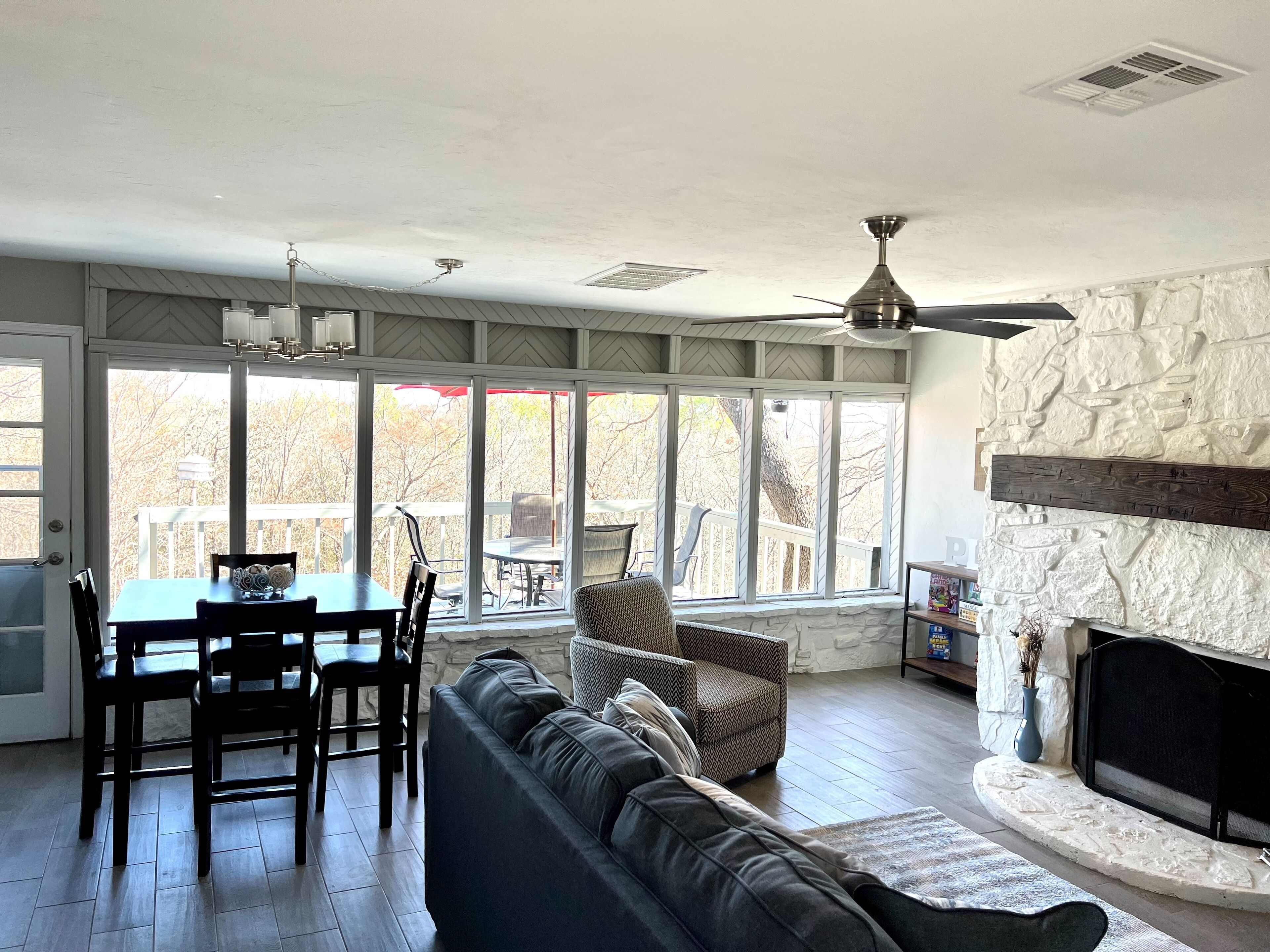 スマートテレビ、暖炉、DVD プレーヤー、ビデオライブラリ