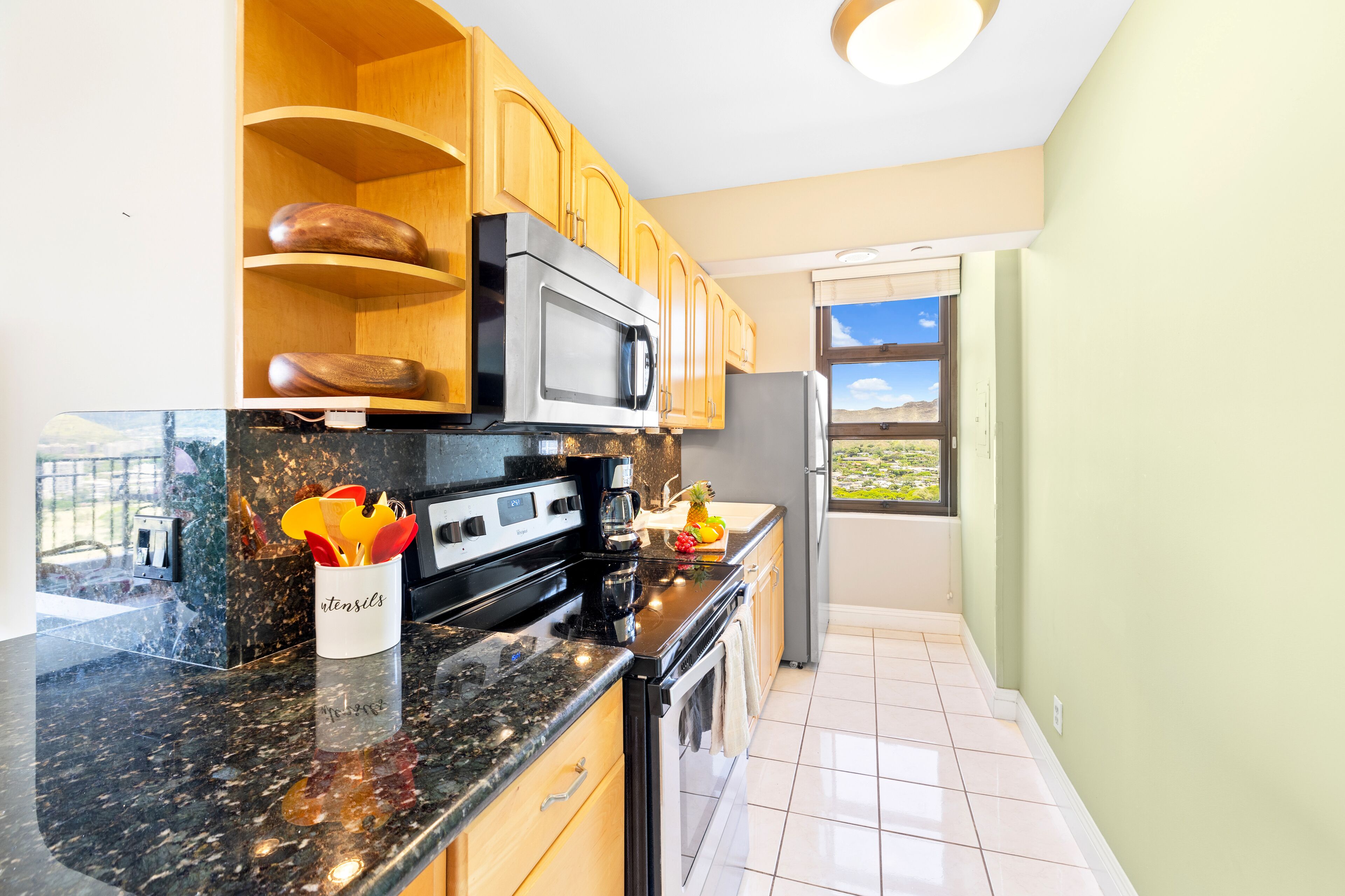 Beautiful Mountain Views, Steps from Waikiki Beach, Parking