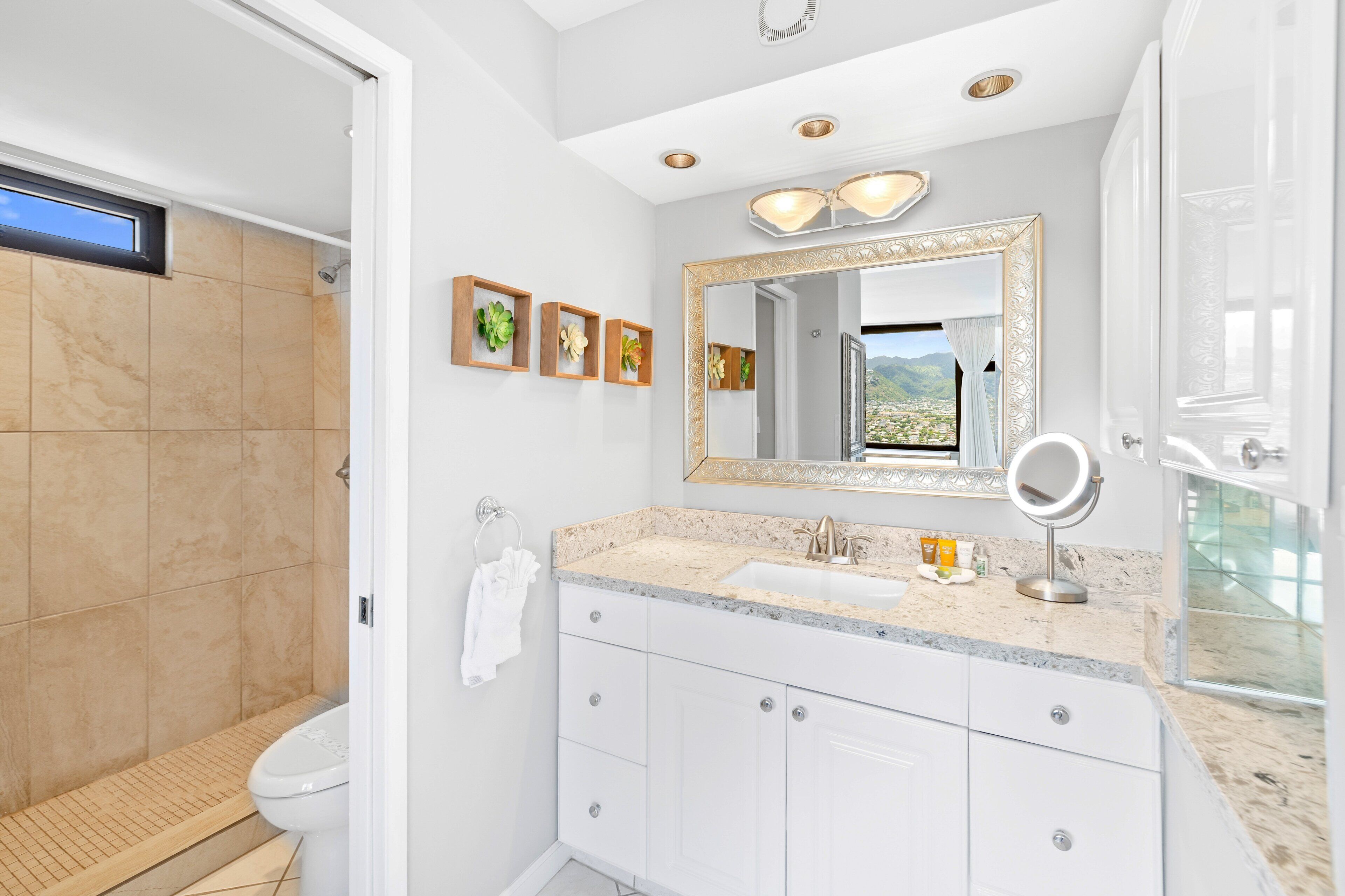 Beautiful Mountain Views, Steps from Waikiki Beach, Parking