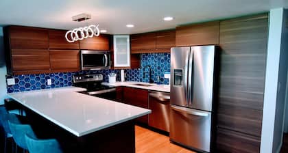 Crescent Bar Condo near The Gorge, Boating & Golf. Sleeps 8. AMAZING Pool.