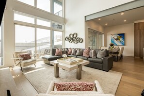 Televisión, chimenea y estéreo 