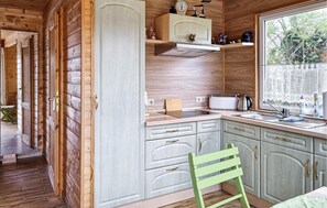 Kühlschrank, Wasserkocher mit Kaffee-/Teezubehör