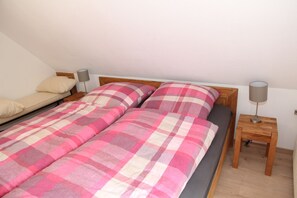 3 bedrooms, desk, WiFi