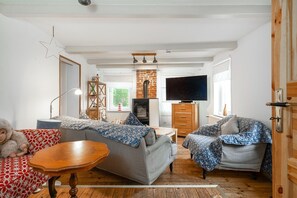 TV, fireplace, stereo