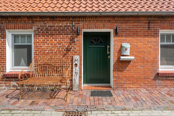 Unclassified image, 1 of 46, button