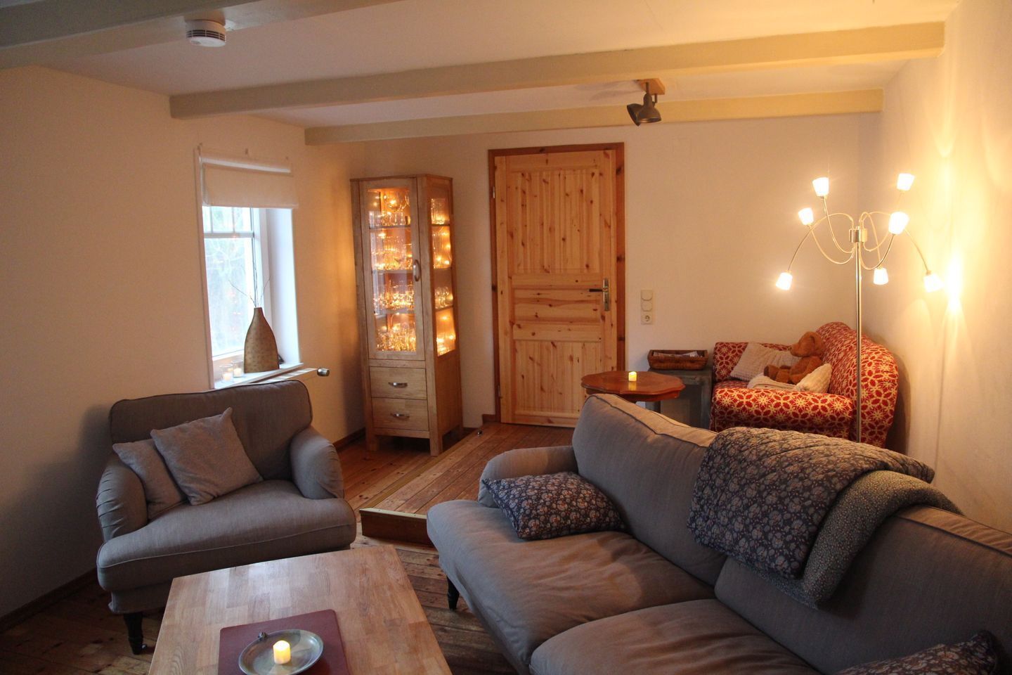 Tv, eldstad och en stereo