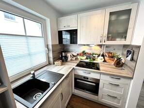 Fridge, microwave, oven, stovetop - Fährhaus Nr. 14 - Das Fährhaus Nr. 14 am Selliner See (Baabe)