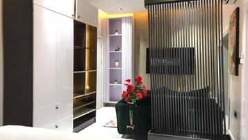 Luxury Apartment, 2 Bedrooms, 2 Bathrooms | Premium bedding, memory foam beds, desk, laptop workspace