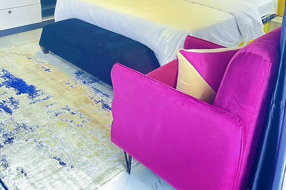 Ropa de cama de alta calidad, colchones con efecto memoria y escritorio 