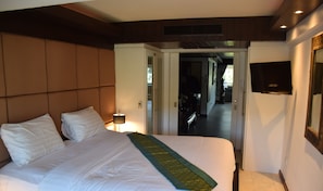 2 bedrooms, Egyptian cotton sheets, premium bedding, free WiFi