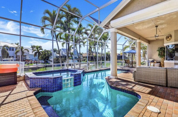 Alberca al aire libre y alberca climatizada