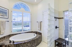 Dusche, Whirlpool, Haartrockner, Bidet