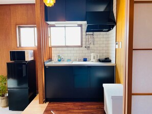 Kühlschrank, Mikrowelle, Herdplatte, Kochgeschirr/Geschirr/Besteck